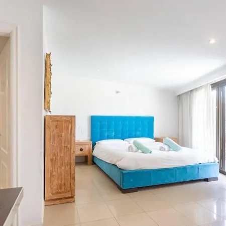 1327 La Quinta Heights *